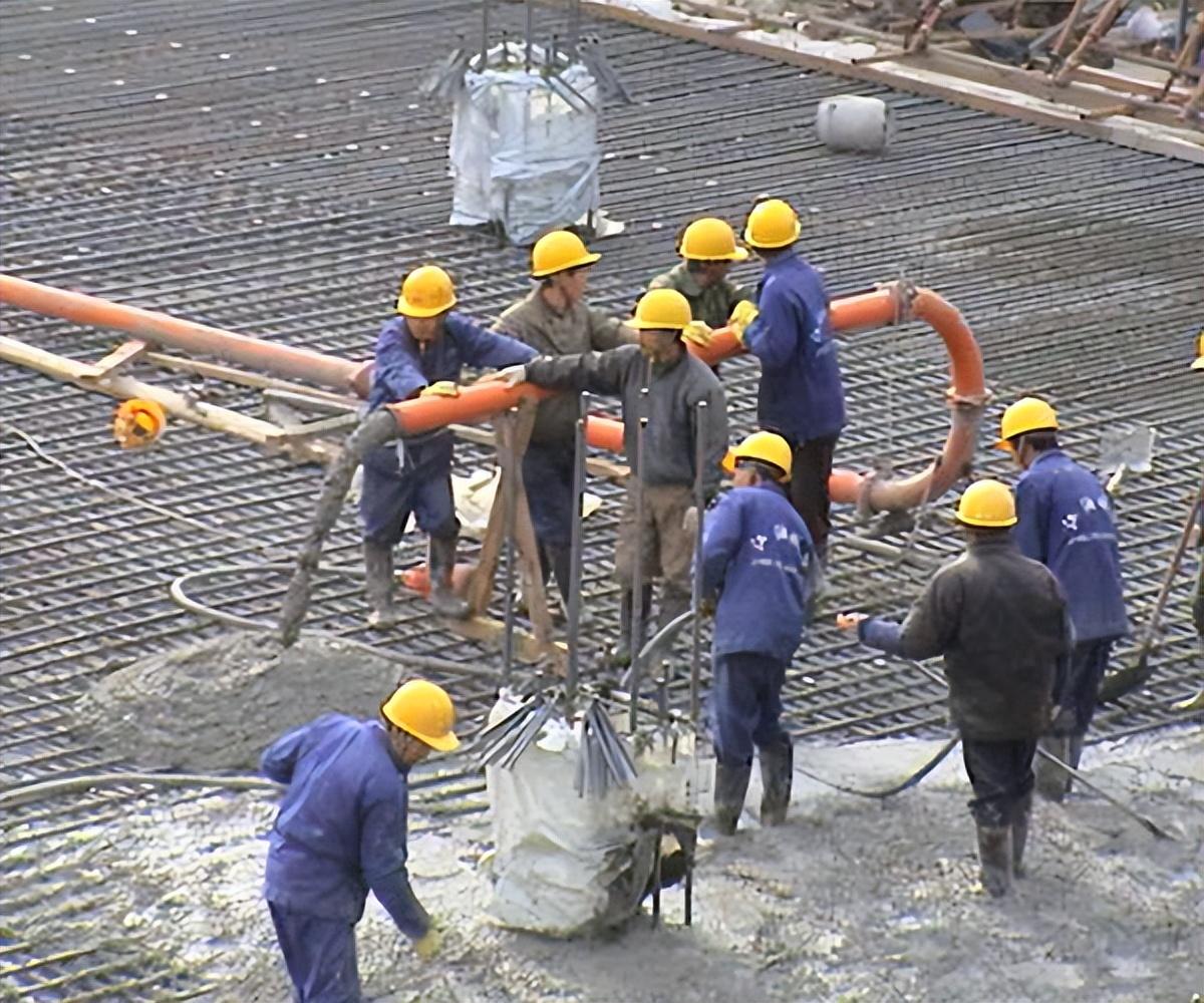 傳統(tǒng)布料機澆筑jpg 傳統(tǒng)布料機澆筑jpg